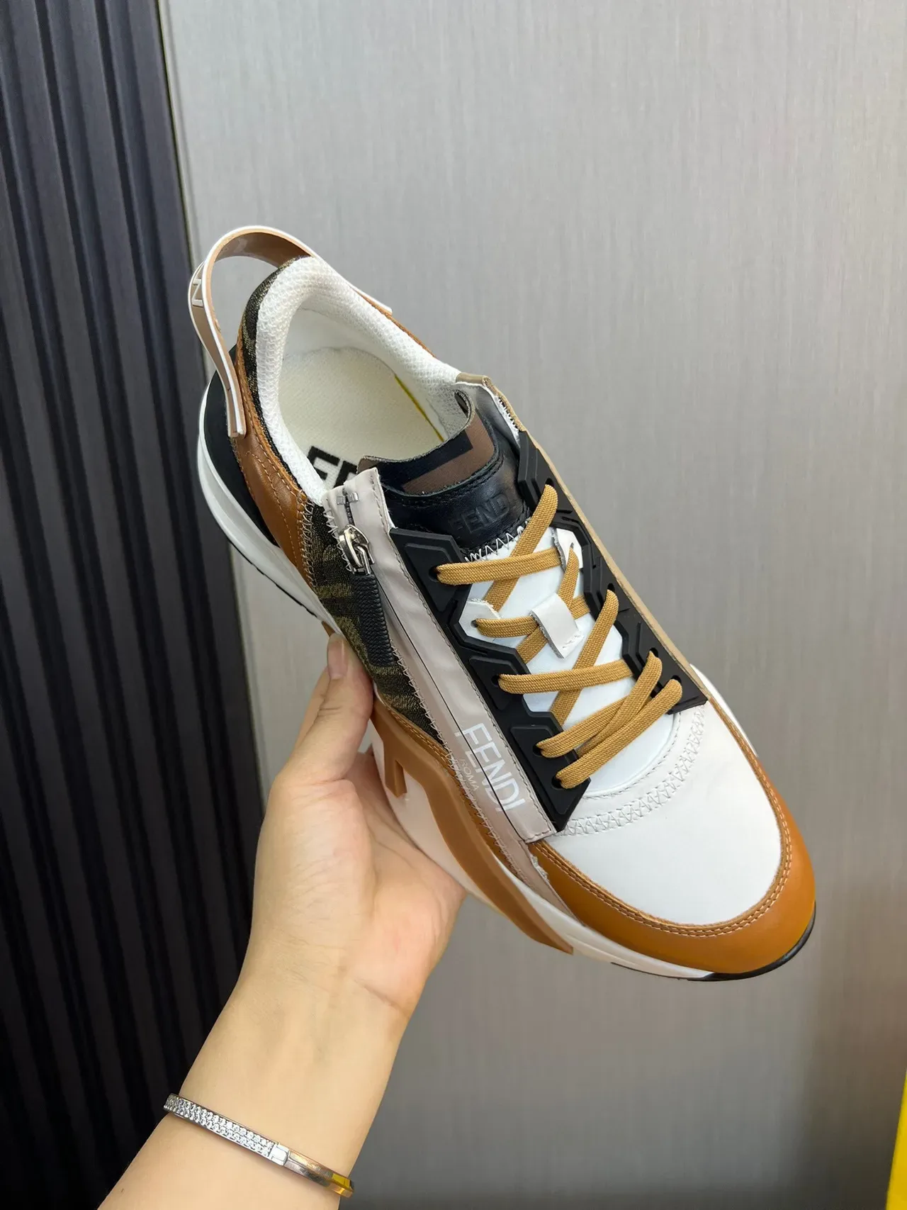 Fendi First sneakers chunky blanc marron cuir en couches et tissu monogram fermeture éclair latérale 7