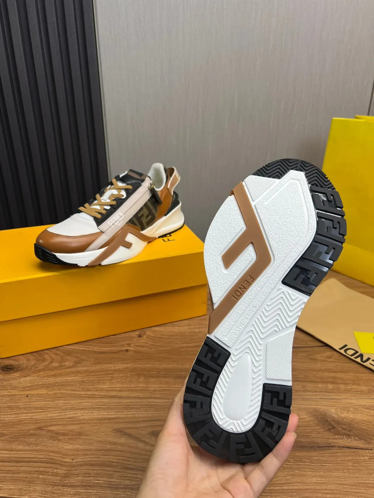 Fendi First sneakers chunky blanc marron cuir en couches et tissu monogram fermeture éclair latérale 9
