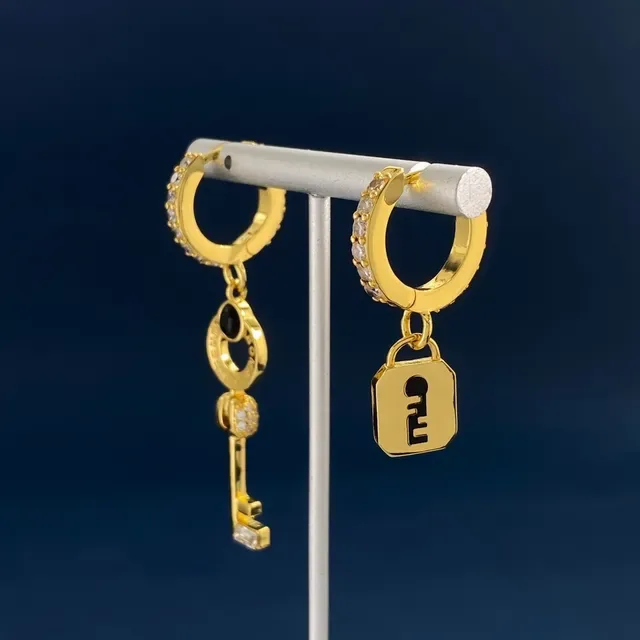 Fendi Lock & Key Brincos assimétricos de cristal e ónix dourado 5