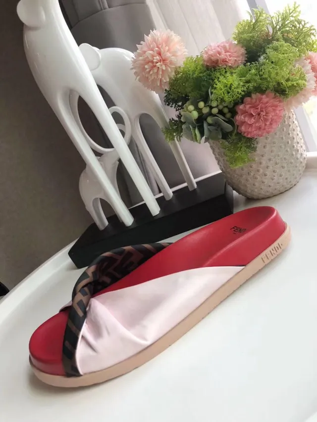 Fendi Chinelos vermelhos brancos com tira twist FF-Logo bloqueada em cor 5