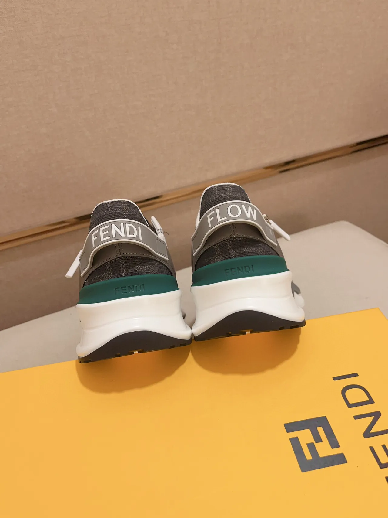 Fendi Runner Tênis Chunky Brancos Cinza Verde 8