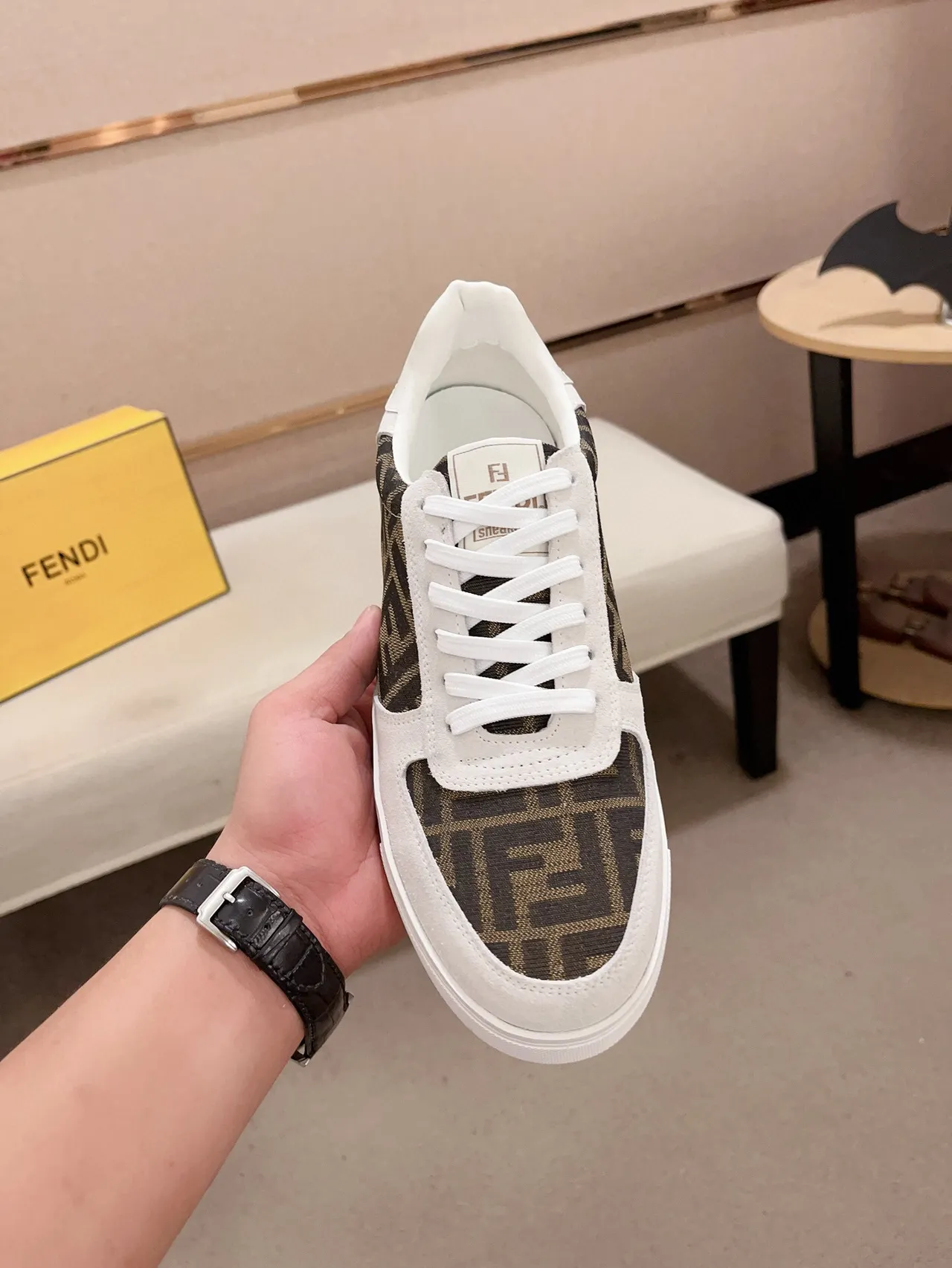 Fendi Sneakers lifestyle blanches et marron à talon bas en daim et tissu imprimé 2