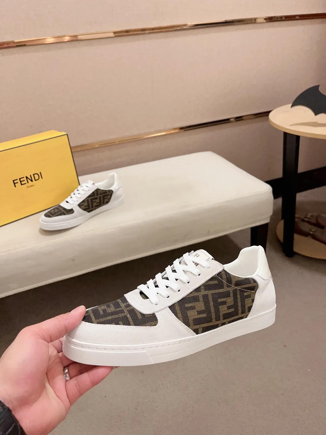 Fendi Sneakers lifestyle blanches et marron à talon bas en daim et tissu imprimé 3