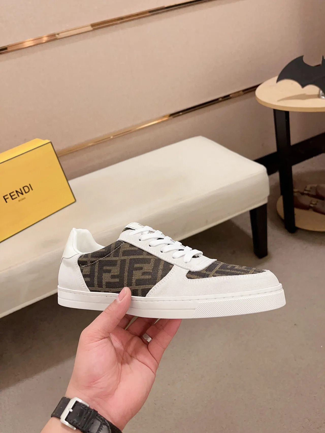 Fendi Sneakers lifestyle blanches et marron à talon bas en daim et tissu imprimé 4
