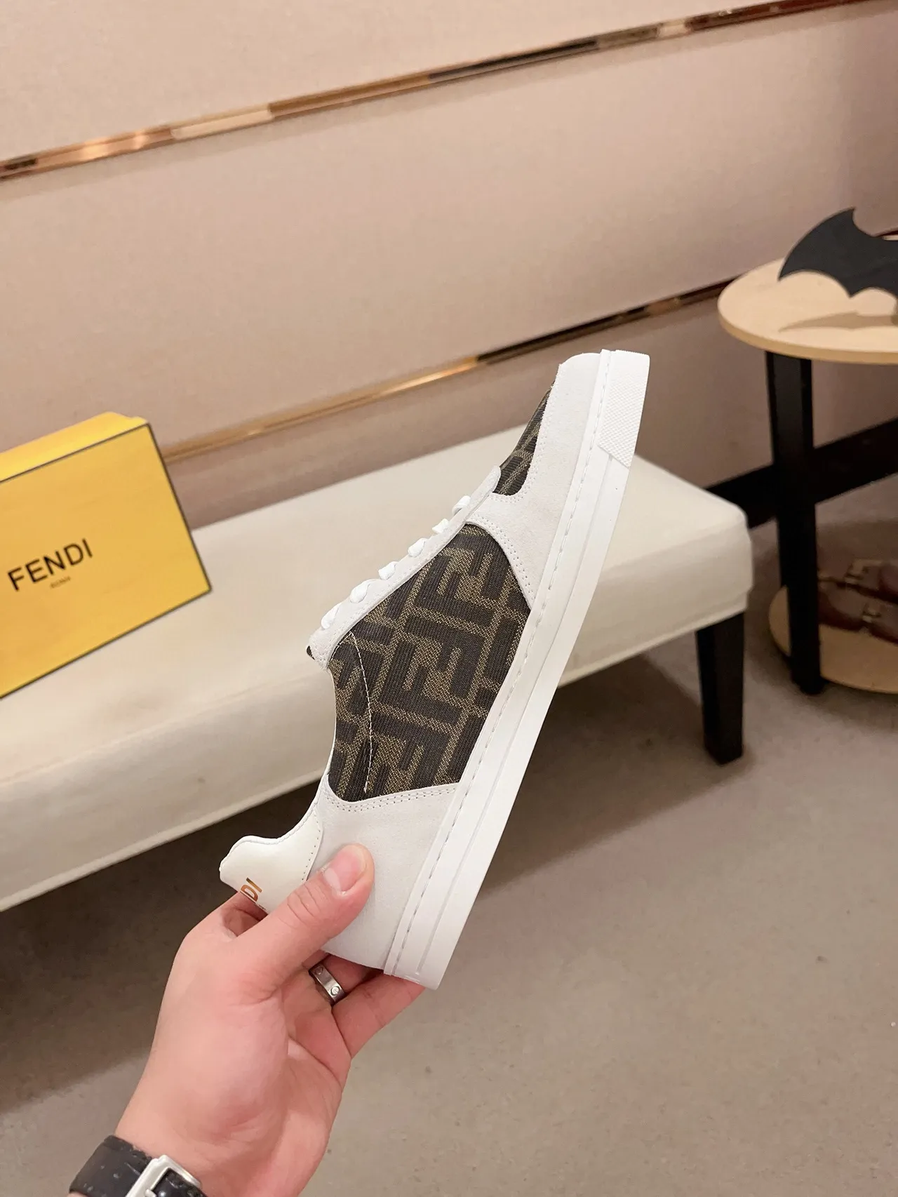 Fendi Sneakers lifestyle blanches et marron à talon bas en daim et tissu imprimé 5