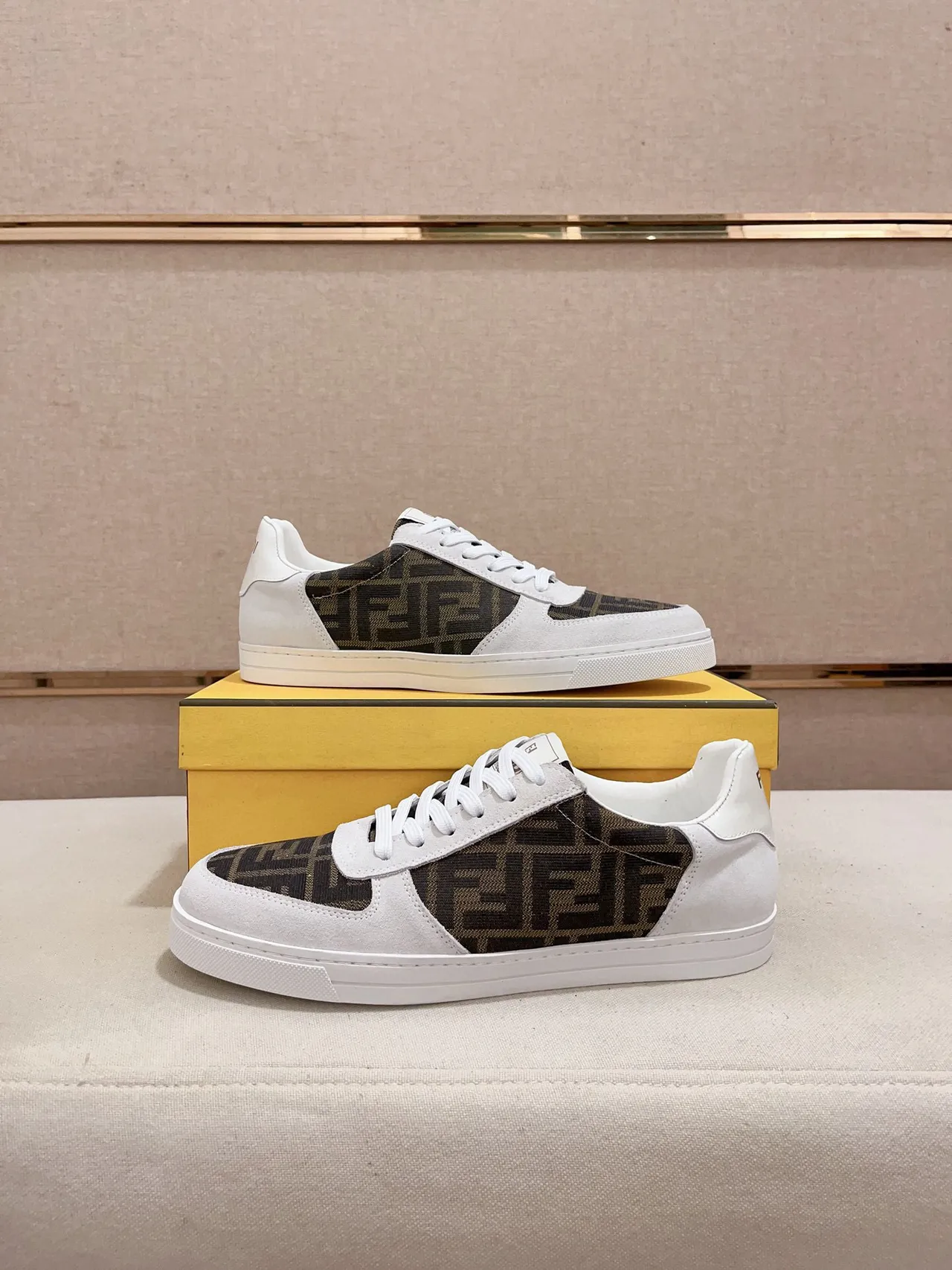 Fendi Sneakers lifestyle blanches et marron à talon bas en daim et tissu imprimé 6