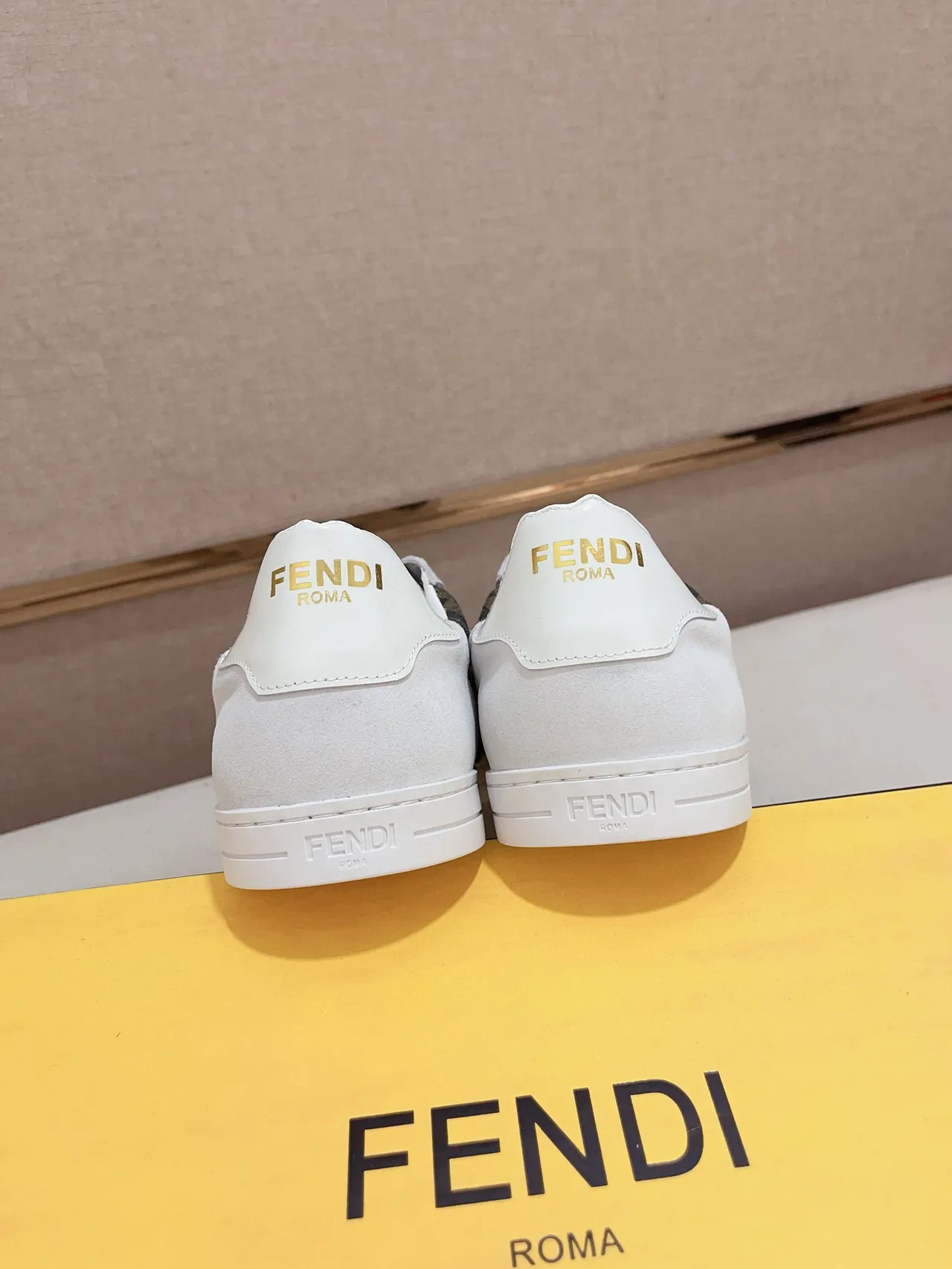 Fendi Sneakers lifestyle blanches et marron à talon bas en daim et tissu imprimé 7