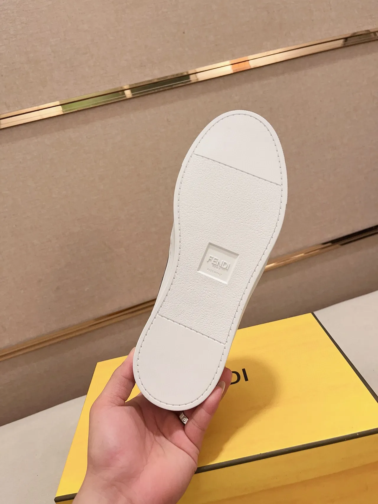 Fendi Sneakers lifestyle blanches et marron à talon bas en daim et tissu imprimé 8