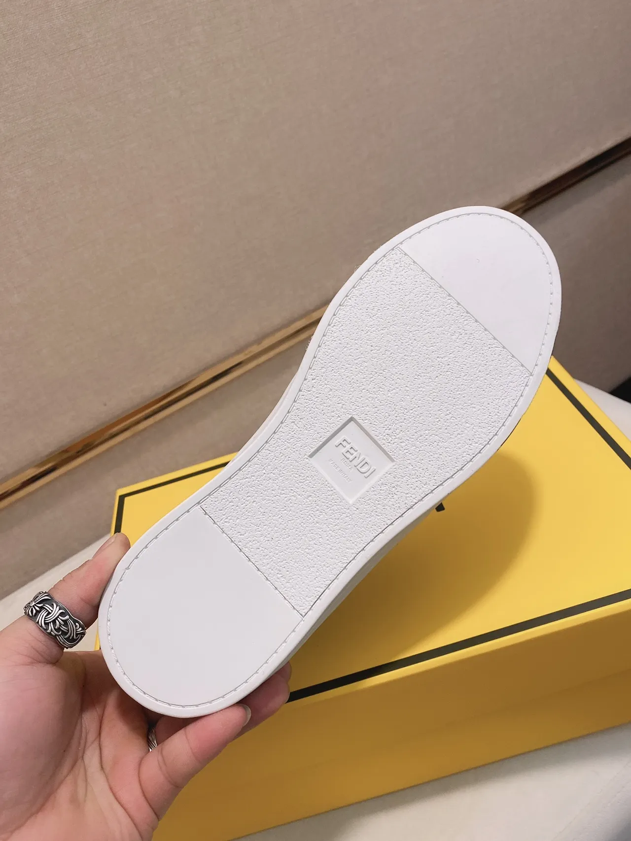 Fendi Sneakers Lifestyle Blanc Jaune Cuir Supérieur Rayures Logo Diagonal 2