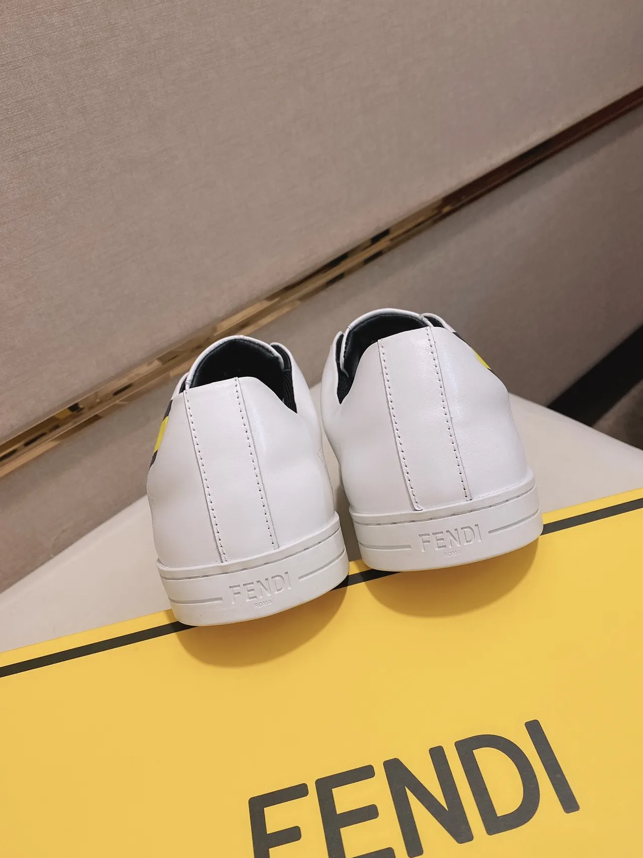 Fendi Sneakers Lifestyle Blanc Jaune Cuir Supérieur Rayures Logo Diagonal 3