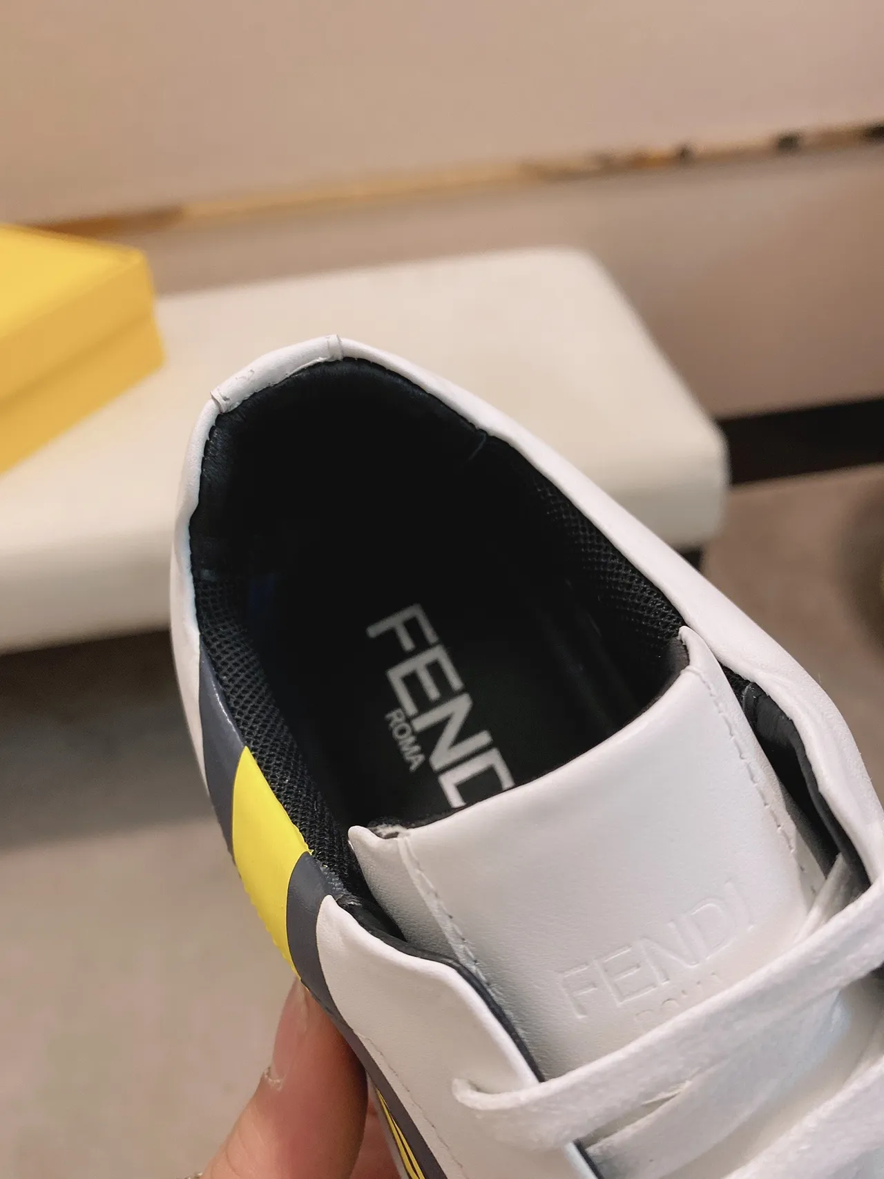 Fendi Sneakers Lifestyle Blanc Jaune Cuir Supérieur Rayures Logo Diagonal 4