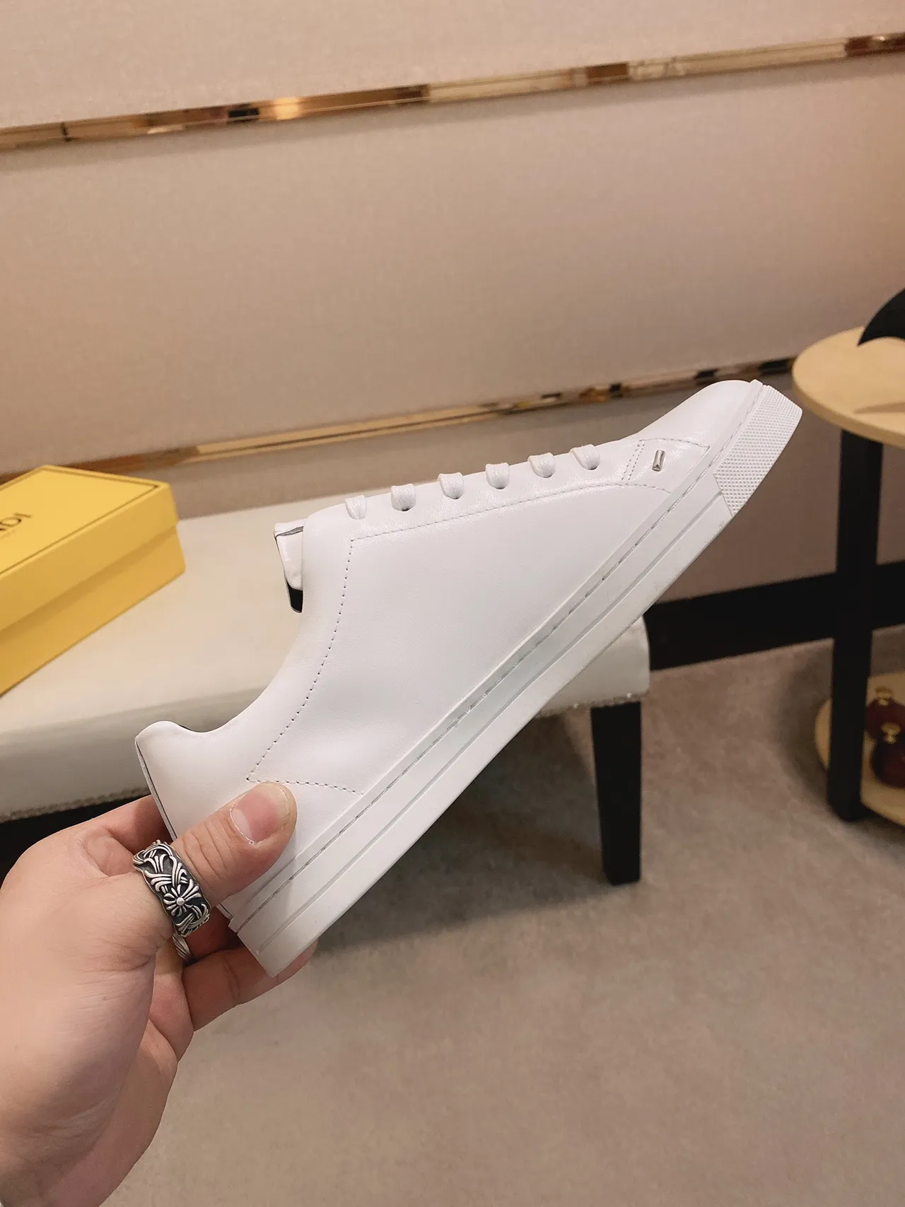 Fendi Sneakers Lifestyle Blanc Jaune Cuir Supérieur Rayures Logo Diagonal 5