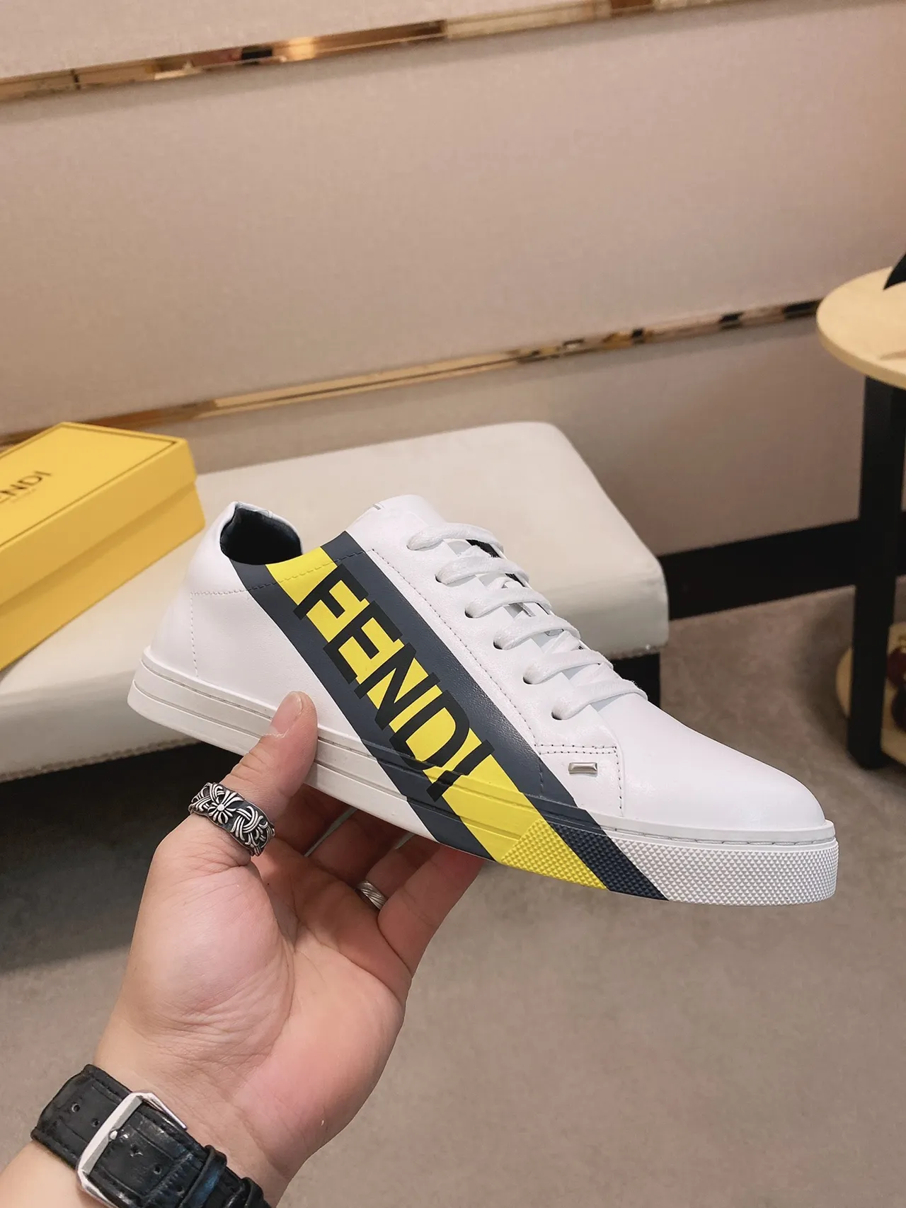 Fendi Sneakers Lifestyle Blanc Jaune Cuir Supérieur Rayures Logo Diagonal 6