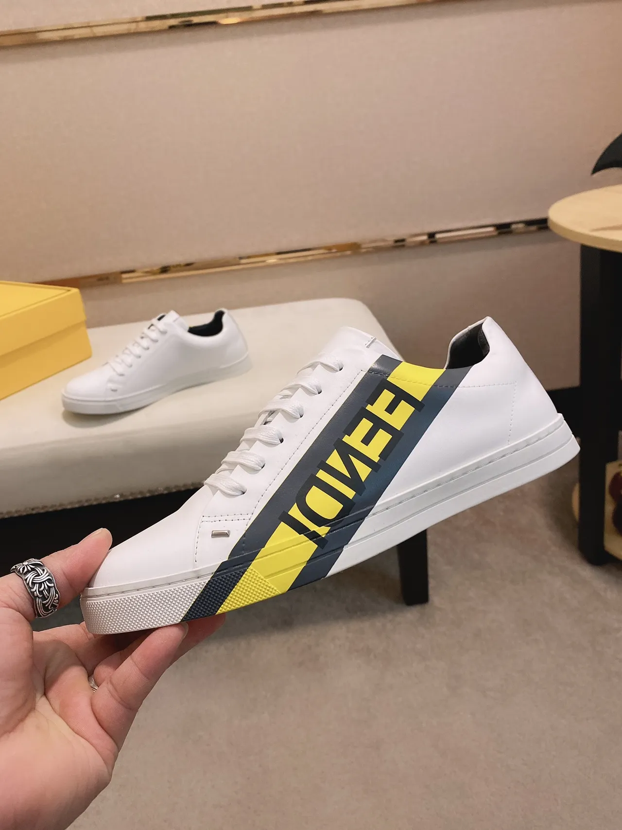 Fendi Sneakers Lifestyle Blanc Jaune Cuir Supérieur Rayures Logo Diagonal 7