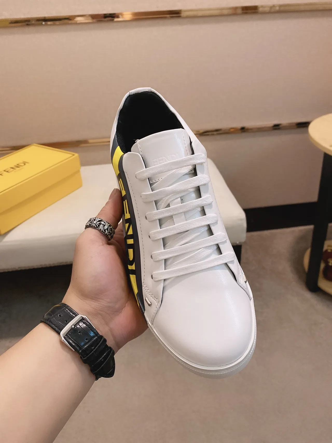 Fendi Sneakers Lifestyle Blanc Jaune Cuir Supérieur Rayures Logo Diagonal 8