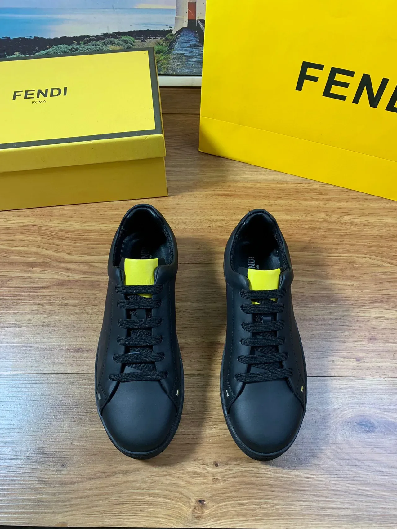 Fendi Chaussures lifestyle blanches jaunes en cuir supérieur silhouette basse 10