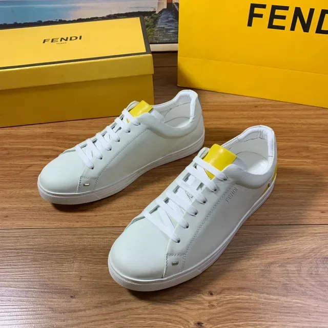 Fendi Chaussures lifestyle blanches jaunes en cuir supérieur silhouette basse 17