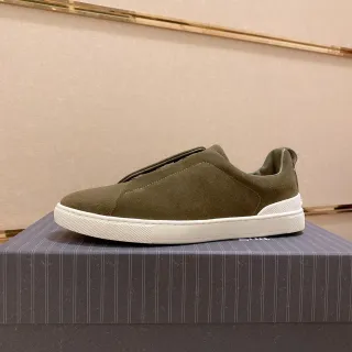 Tênis slip-on de camurça em verde exército e branco