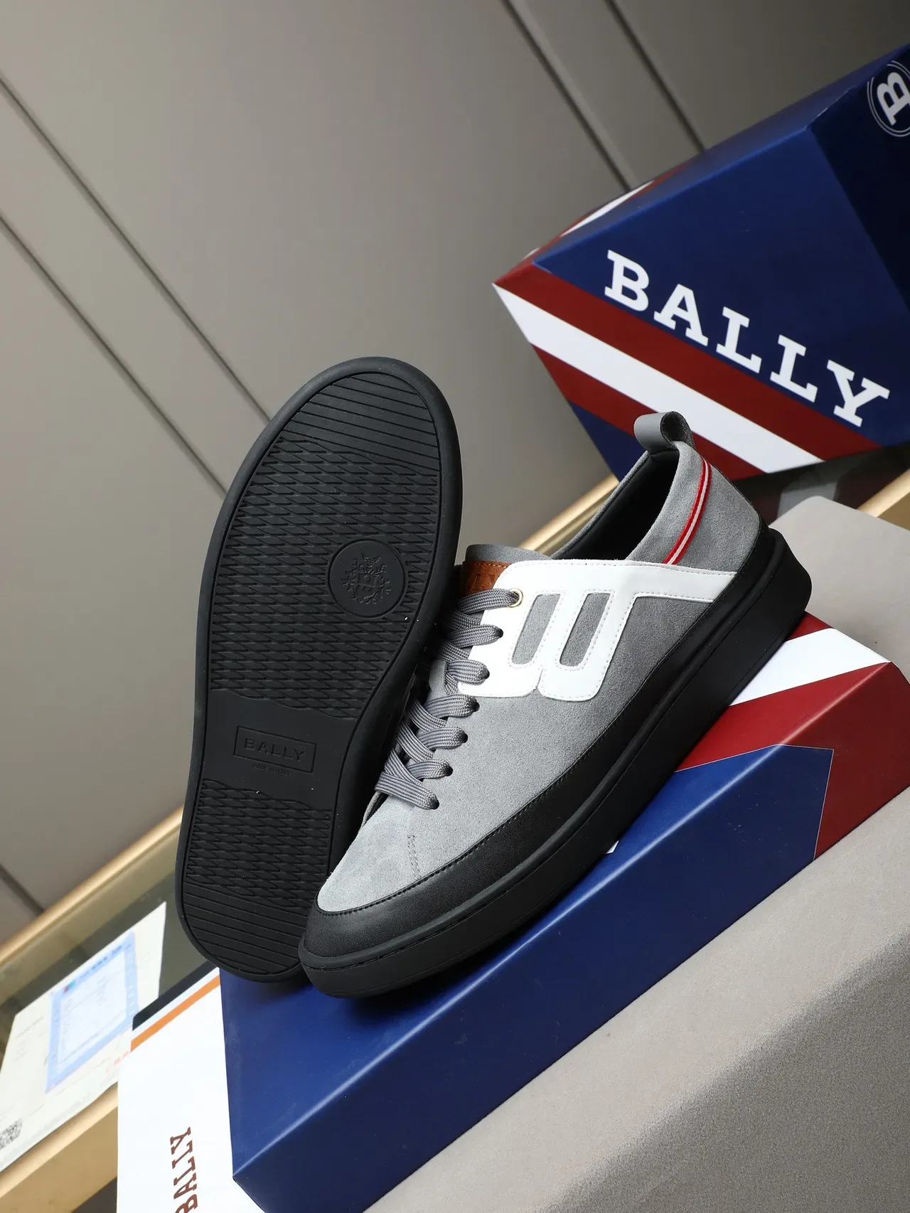 Bally حذاء رياضي ستايل حياة سويد رمادي وجلد أبيض 4