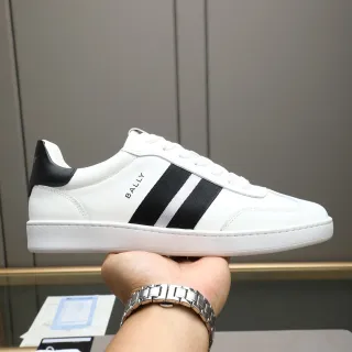 BALLY Tênis Lifestyle Branco e Preto de Couro com Painel Lateral de Três Listras