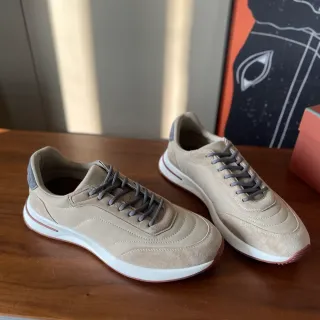 Tênis bege cinza com upper de camurça layered e cordões planos