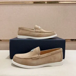 Loafer de daim beige et blanc avec bout moc-toe et coutures