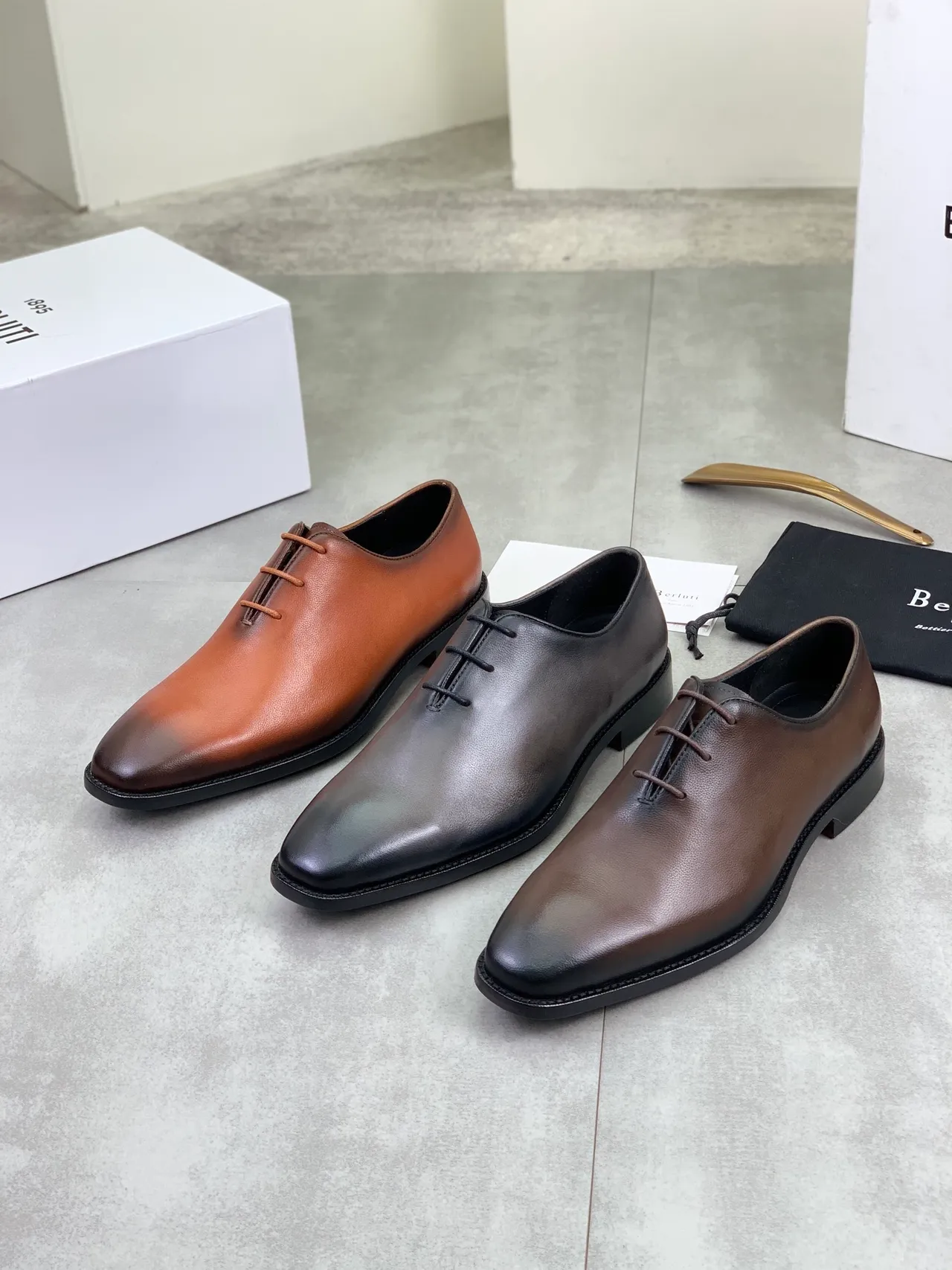 Berluti Chaussures Oxford Cuir Lisse de Grain Complet Marron Noir Finition Cognac Ombre 2