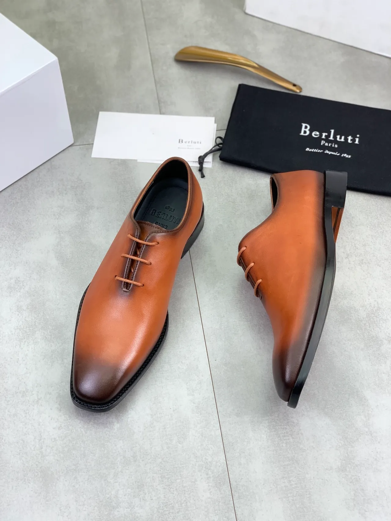 Berluti Chaussures Oxford Cuir Lisse de Grain Complet Marron Noir Finition Cognac Ombre 5