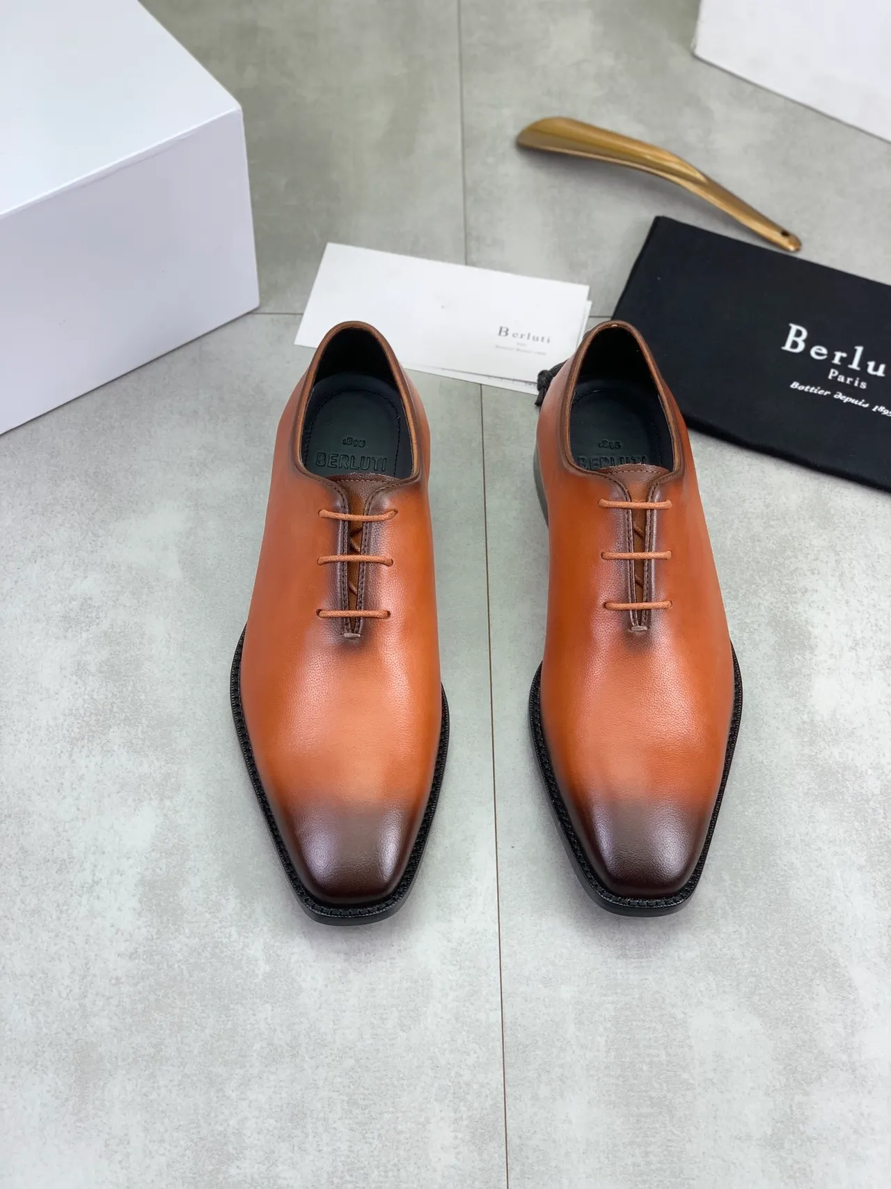 Berluti Chaussures Oxford Cuir Lisse de Grain Complet Marron Noir Finition Cognac Ombre 6