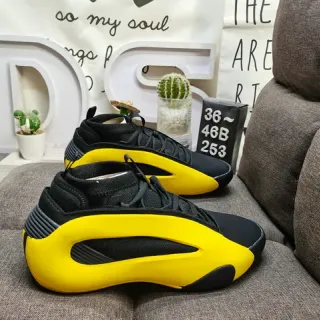 Tênis lifestyle com sola intermediária esculpida em preto e amarelo