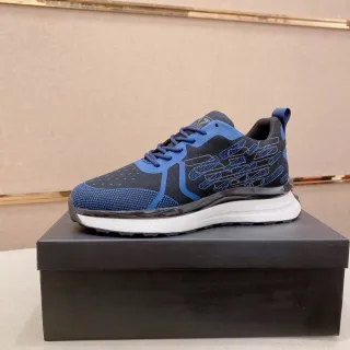 Zapatos con upper de malla de punto negro y azul con superposición geométrica