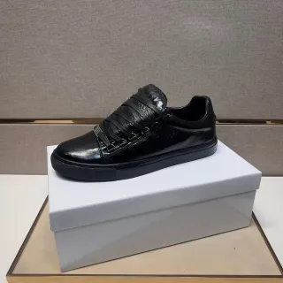 Zapatilla baja de cuero patentado negro brillante