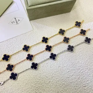 سوار أسود وذهبي برسيم الشكل تعويذات حجر داكن لامع مدمج