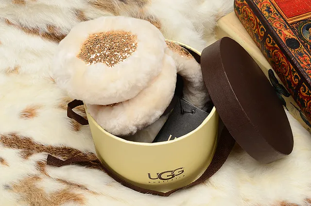 Boné com faixa preto e dourada fluffy faux fur glitter-accented 4