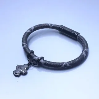 Pulsera de cordón trenzado con patrón de camuflaje en negro y gris