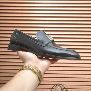 黑色漆皮扣带乐福鞋