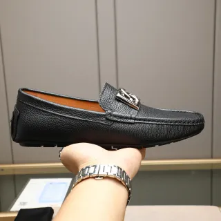 黑色压纹皮革扣带乐福鞋