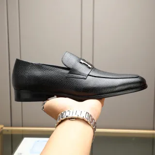 黑色粒面皮革扣带乐福鞋
