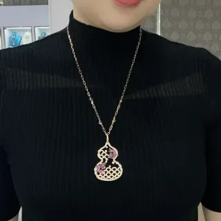 Collar con colgante de forma de calabaza negro y rosa con diseño de rejilla abierta