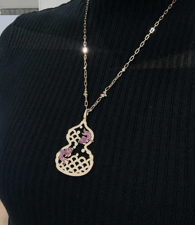Black Pink Gourd-Shaped Pendant Openwork Lattice Design Necklace 2