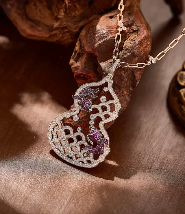 Black Pink Gourd-Shaped Pendant Openwork Lattice Design Necklace 3