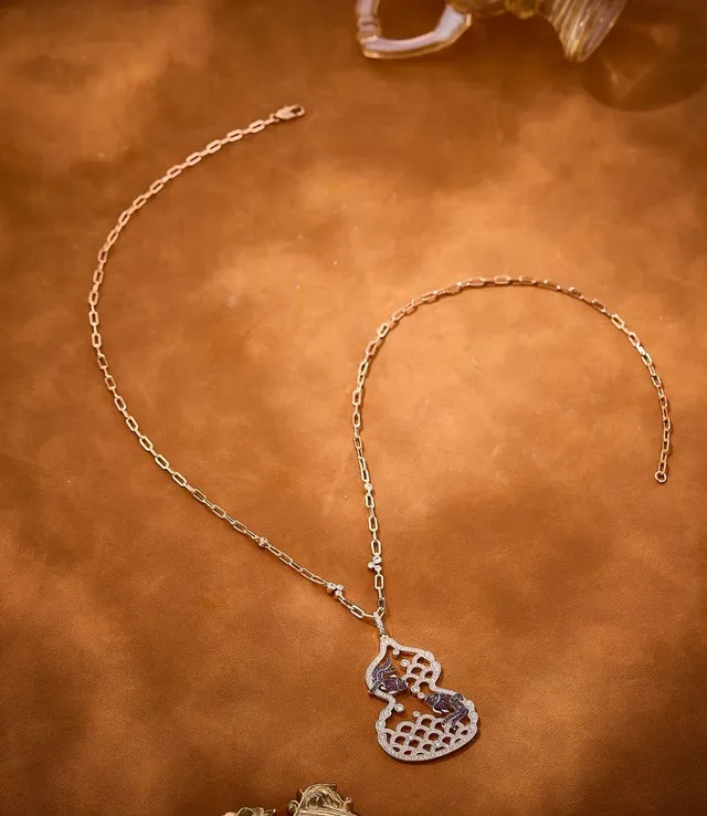 Black Pink Gourd-Shaped Pendant Openwork Lattice Design Necklace 4