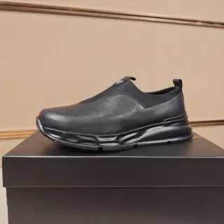 Tênis lifestyle preto slip-on com upper embossed e sola chunky