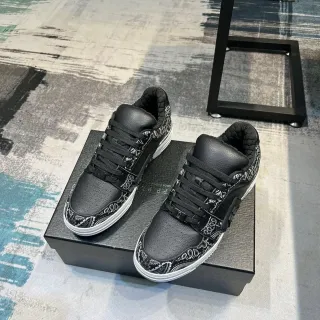 Tênis pretos e brancos de couro com parte superior acolchoada e collar acolchado