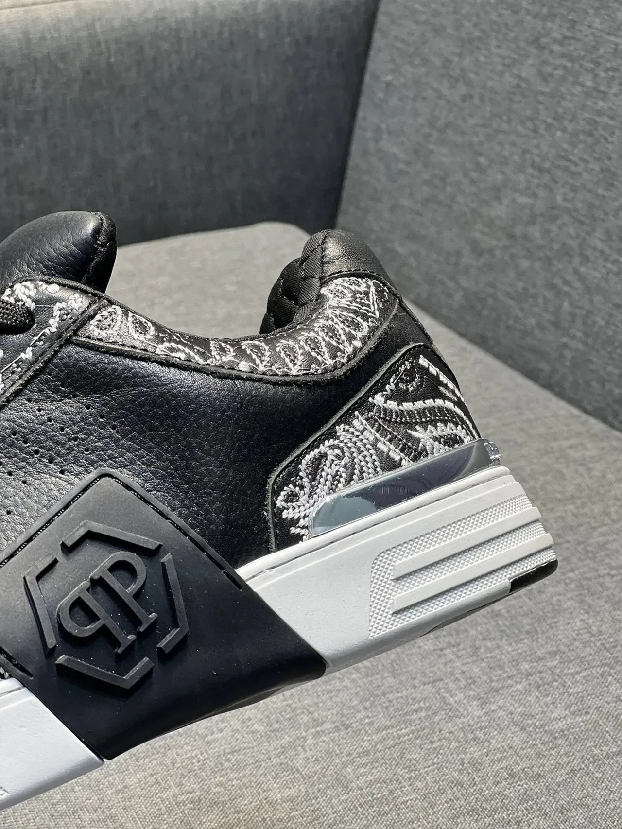 Black White Leather Upper Quilted Padded Collar Sneakers 4