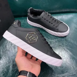 Zapatillas negras y blancas con parte superior mate y suela ribeteada