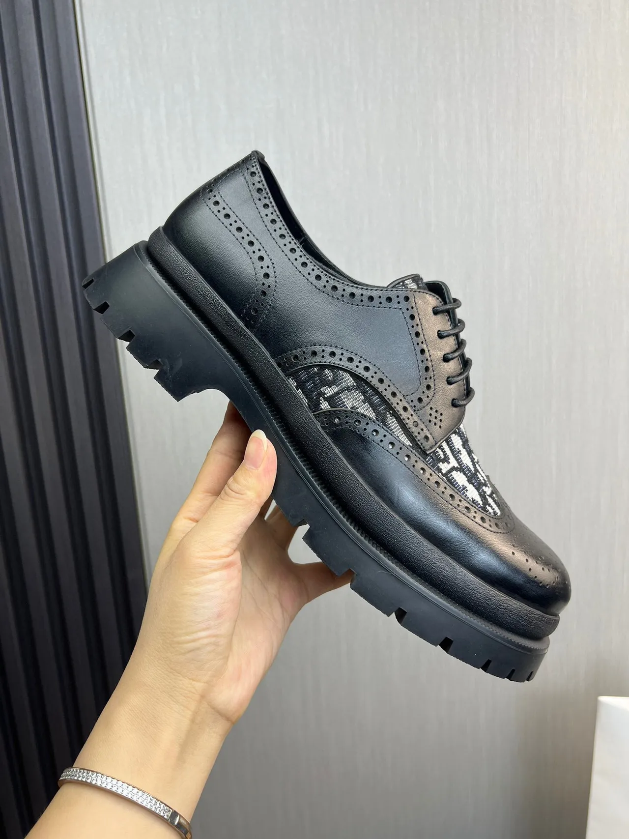 Brogue Negro Blanco Panel Monogramado 6