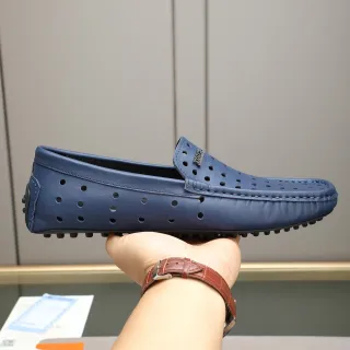 蓝色黑色穿孔皮革 Moc-Toe 缝合乐福鞋