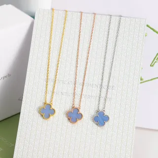 Collar con colgante de trébol azul y dorado con borde de bezel de perlas
