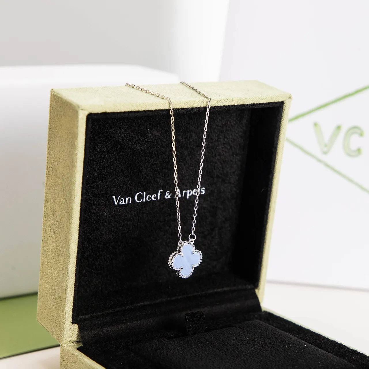 Blue Gold Clover-Shaped Pendant Beaded Bezel Edge Necklace 6